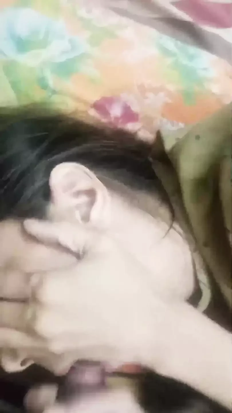 继妹和继兄弟在床上啪 - 在家里做爱
