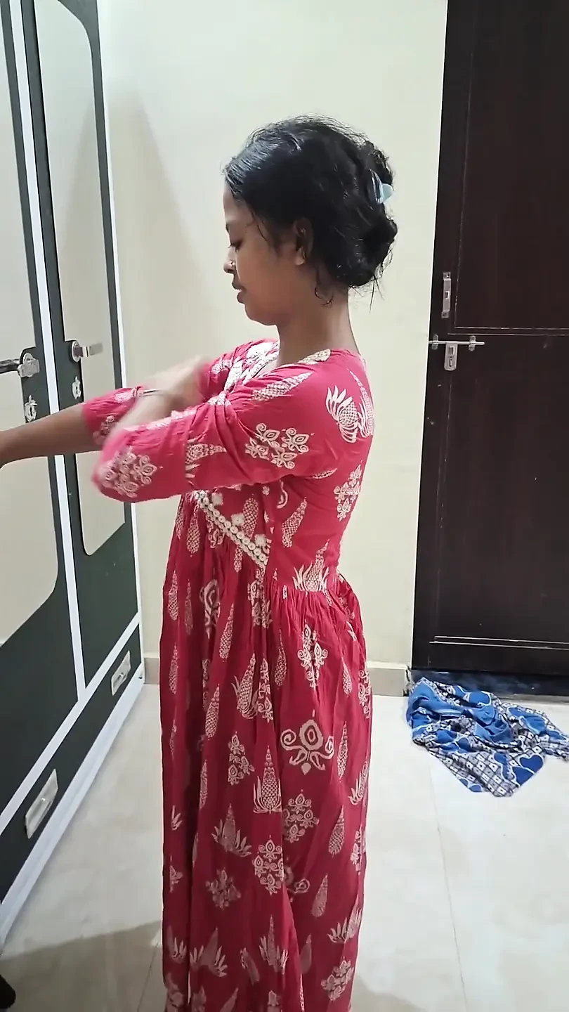 可爱的女孩与男朋友的手机拍摄视频