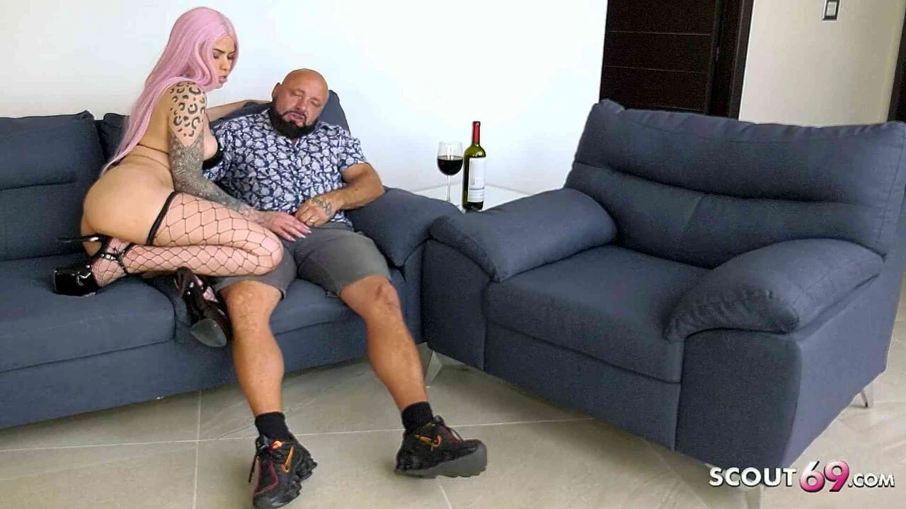 纹身粉色头发的拉丁婊子Penny Unicorn与德国老男人无套发生性关系