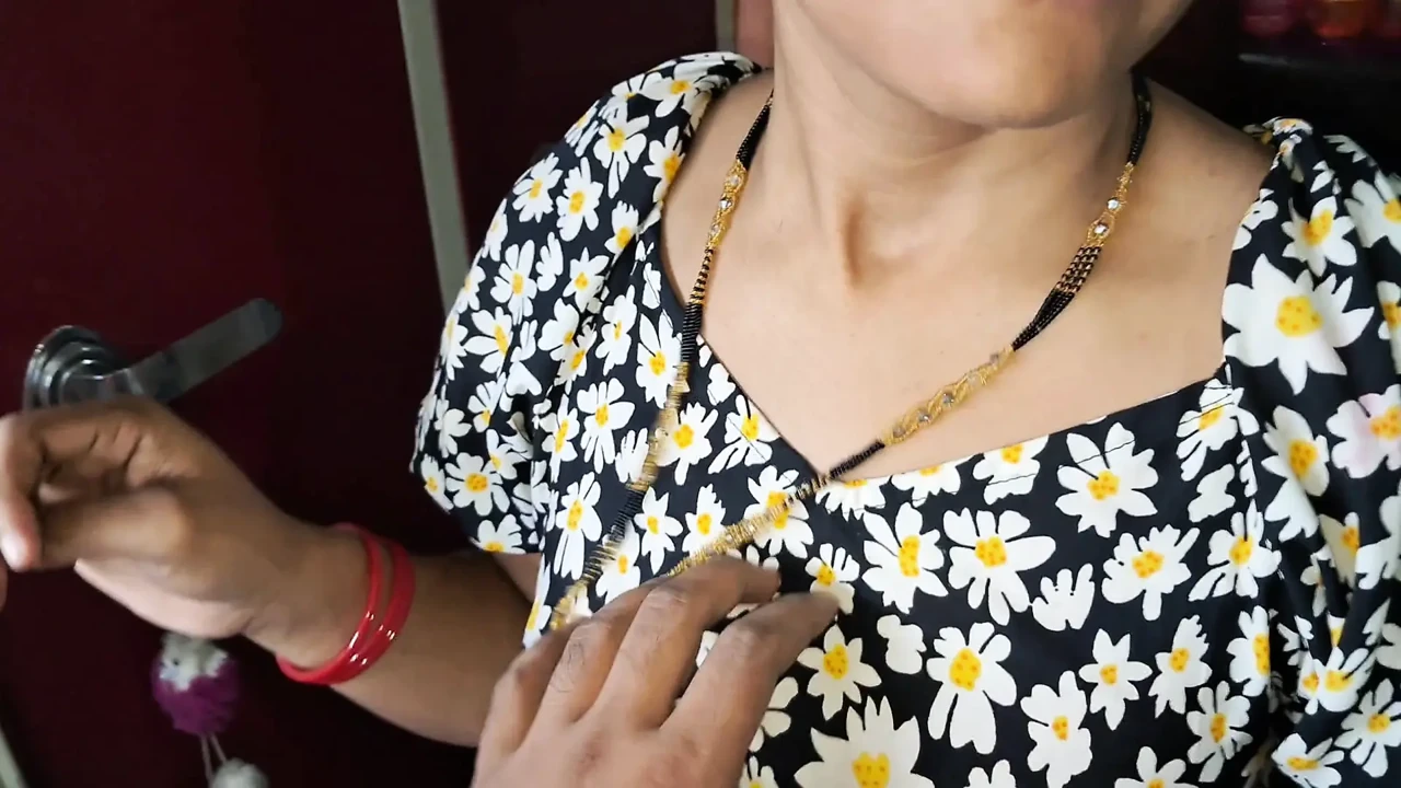 丈夫最好的朋友操我并填满我剃光的阴户