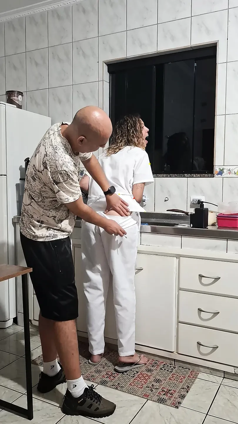 女仆在厨房洗碗时被干菊花。