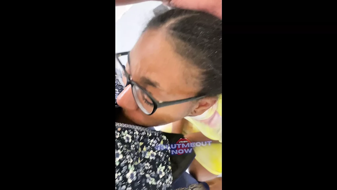“不要告诉你妈妈”。继父带你的女儿去上班很开心