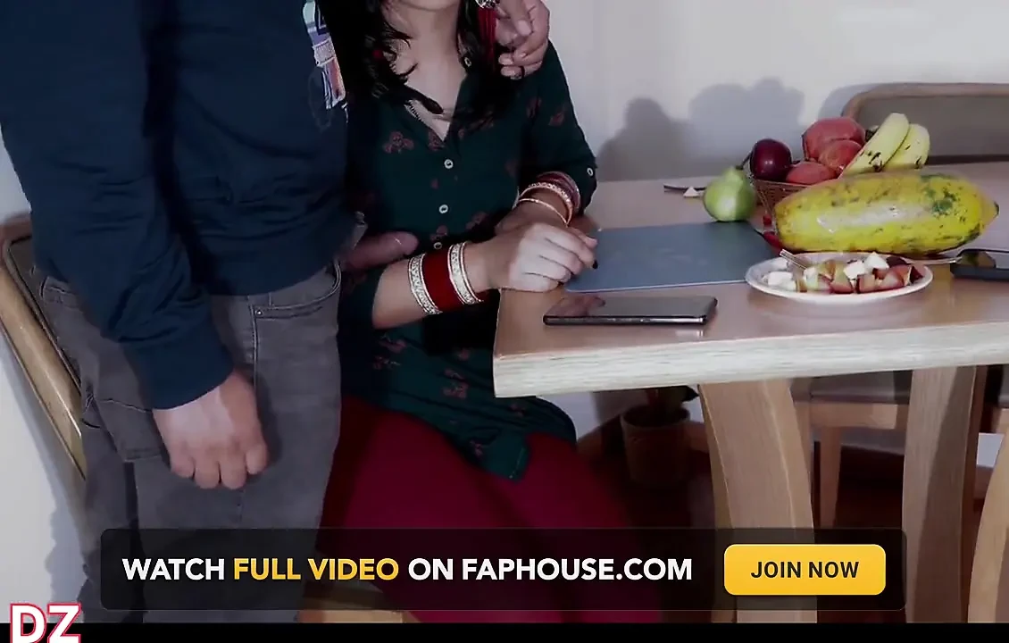 Bhabi 与热辣的印度继妹发生性关系印地语语音送货男孩, 完整的印地语视频热门
