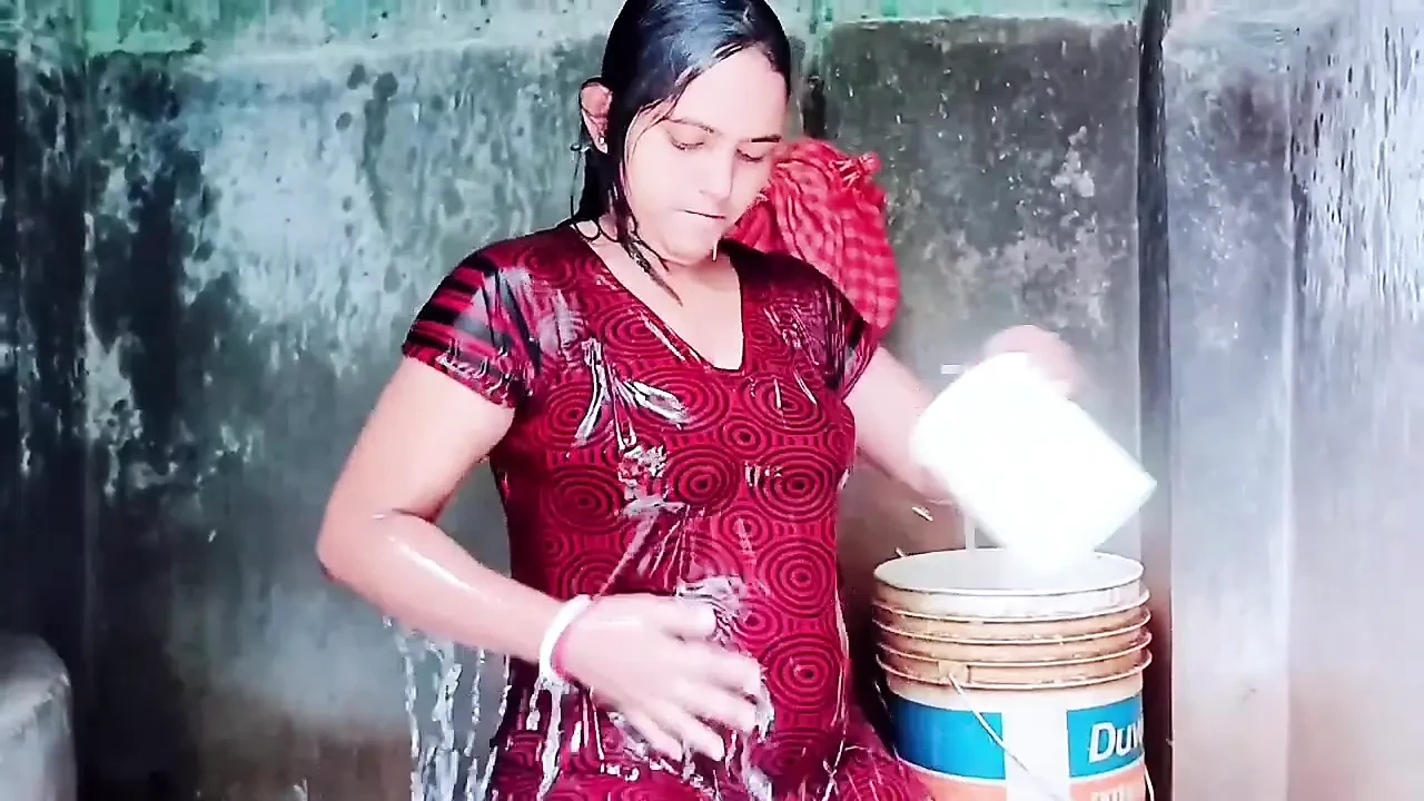 Jija ji ne apne choti sali ki virgin pussy milte hi uski pussy ros nikal diya,pussy ros piya jija ji ne guder ros yammy...