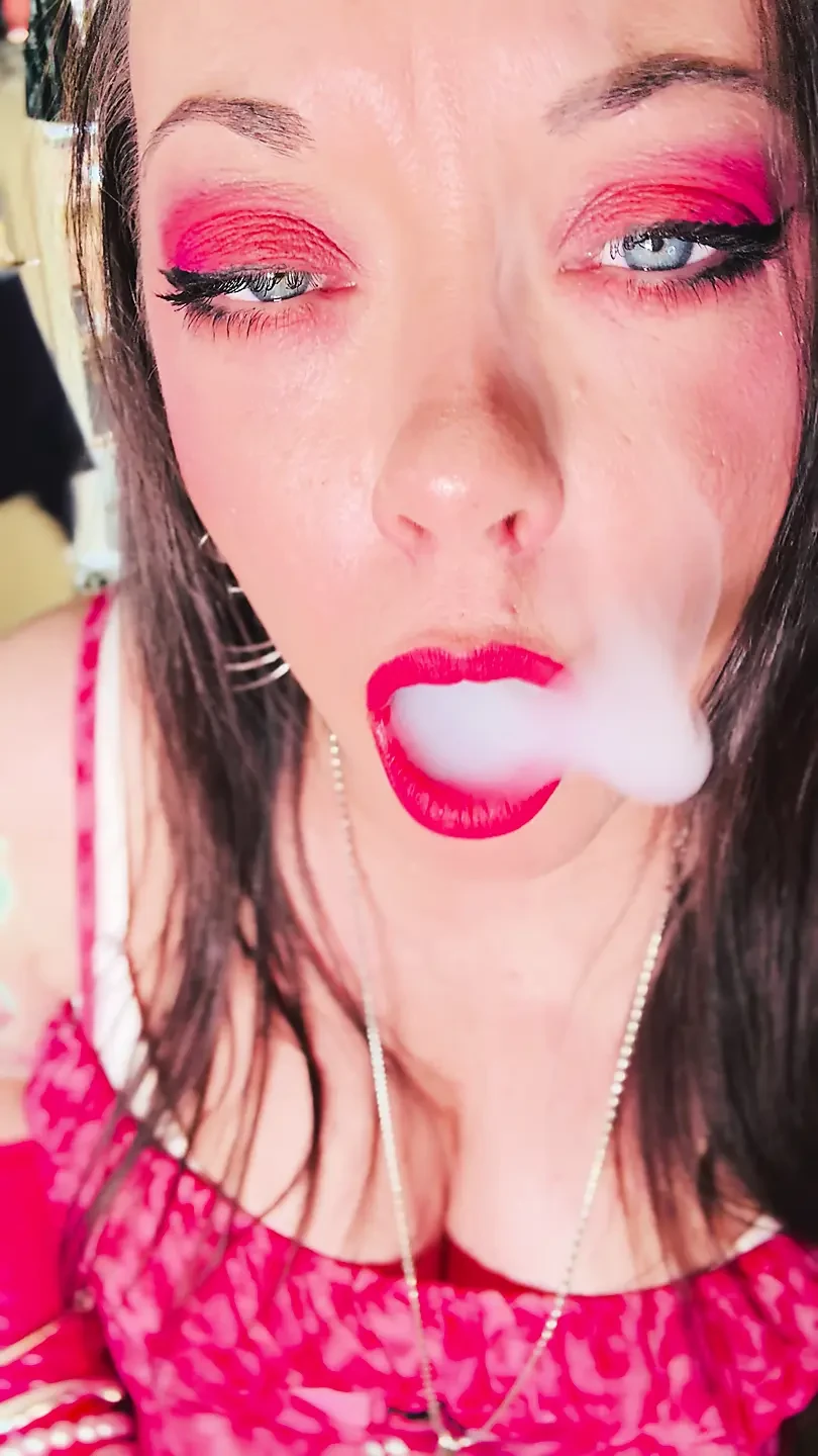 All In Pink！神话般的吸烟者Tina Snua戴着粉色乳胶手套和戒指并为你抽烟