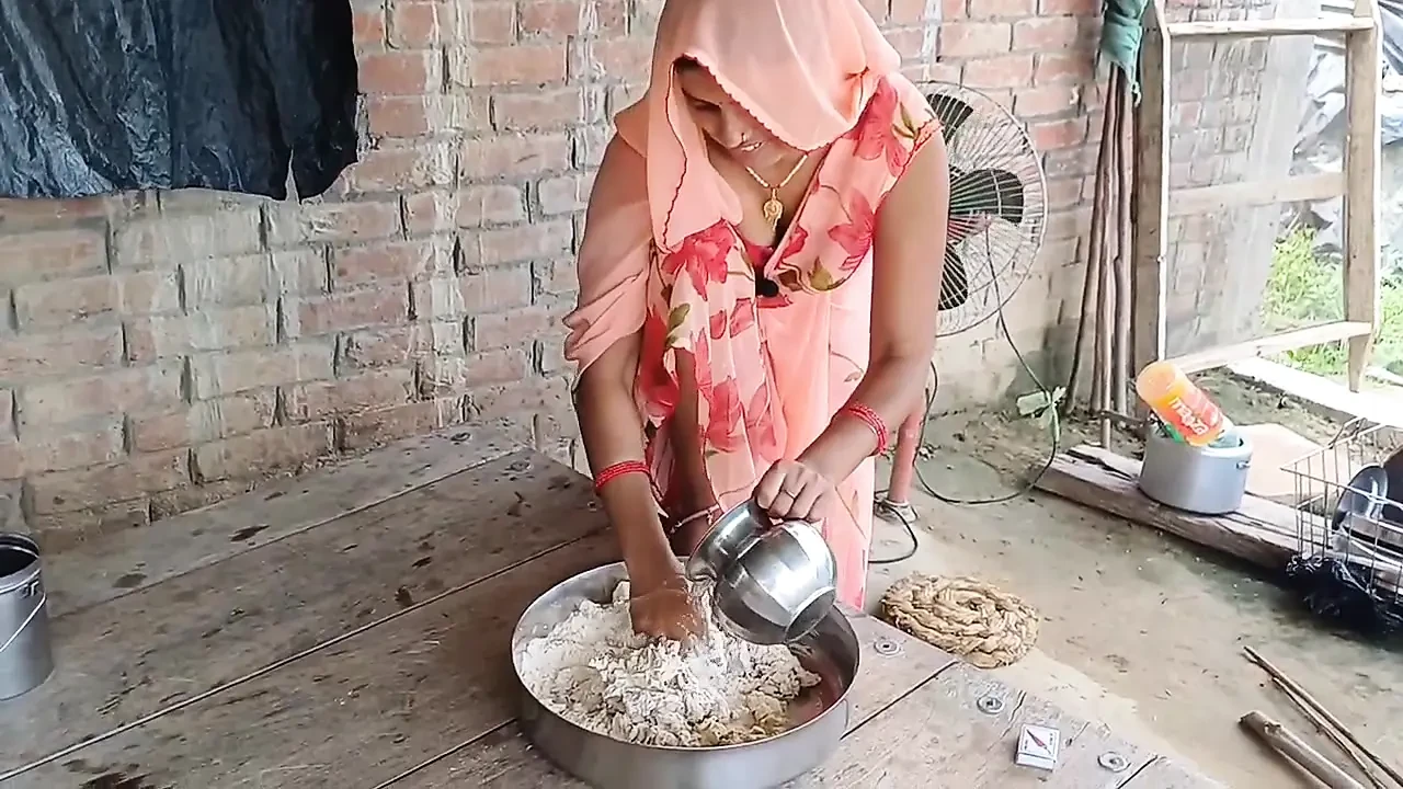 Apne he stepsister ki friend ko virgin pussy fuck kiya or pussy ros nikal kar jiv se chata,gud ki ros pilaya.. a