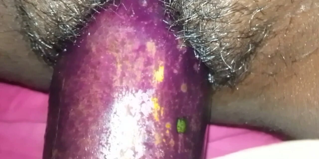 孟加拉女孩变得兴奋，用茄子操她的阴户