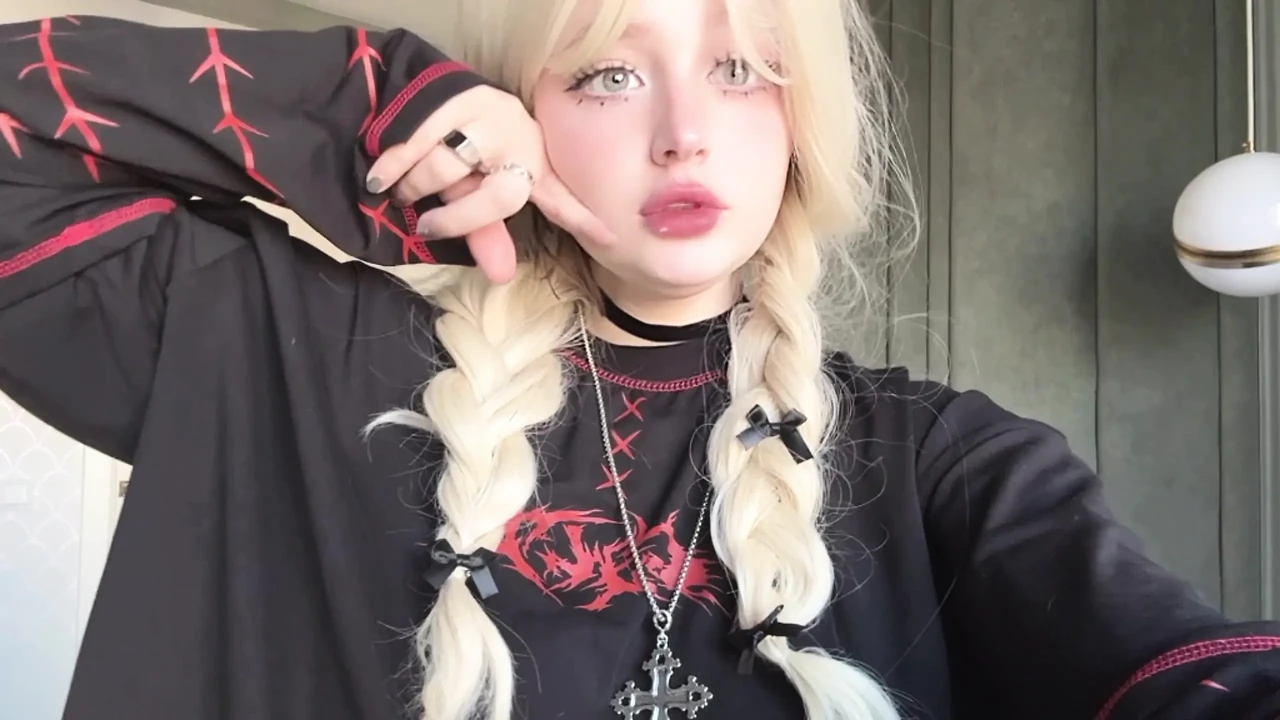 我可以射在我的紧身裤里，然后用真正的潮吹填你的嘴巴吗？热青少年哥特女孩视频给你打视频