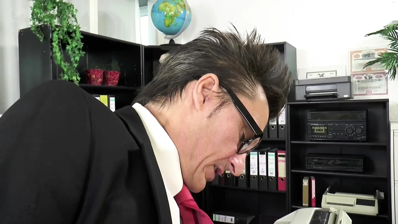 漂亮的大胸部熟女在秘书房间里被肛交