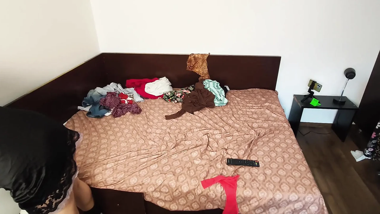 素人人妻享受素人人妻的试衣和剪衣服