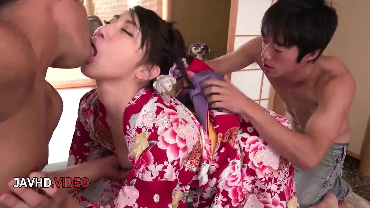 淫荡的 Yuna Shiratori 在热辣的三人行期间品尝强烈的日本奶油派