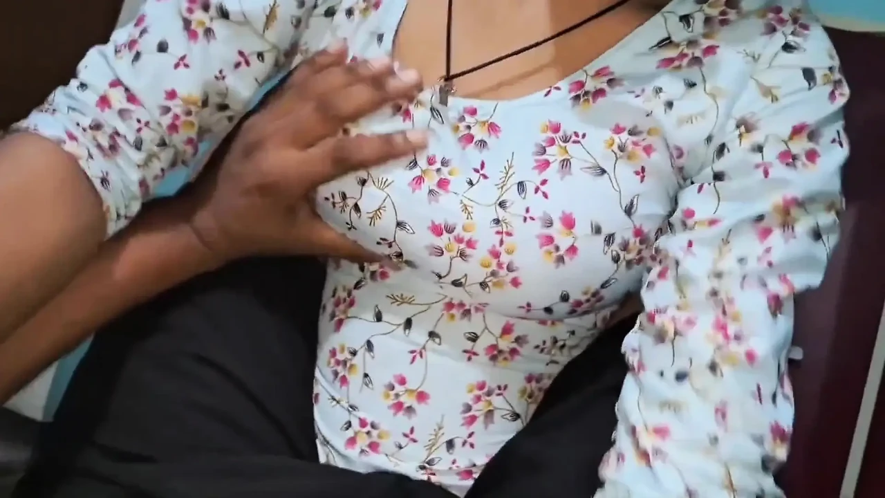 Kavya吮吸印度大鸡巴直到射在嘴里 印地语口交射在嘴里