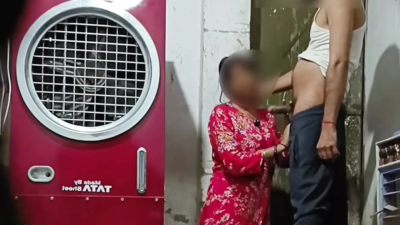 Makan Malik的男孩让她的屁股