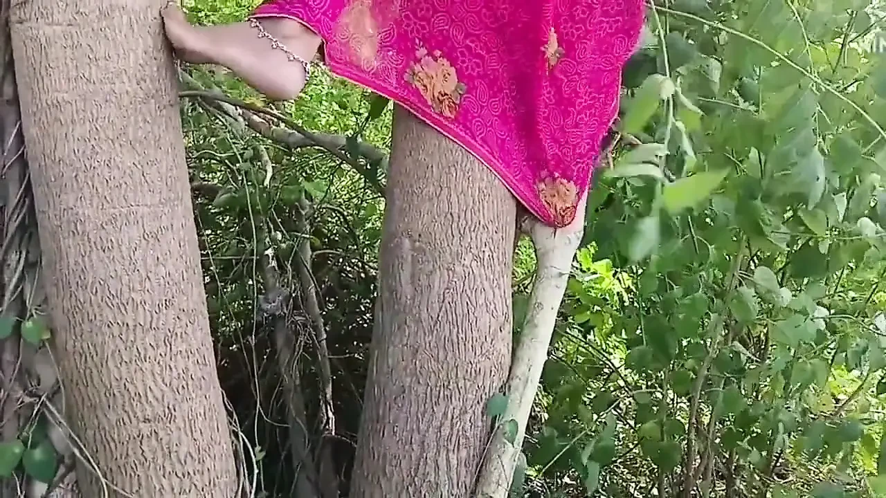 我在丛林中勾引了我的继妹, 操了她.