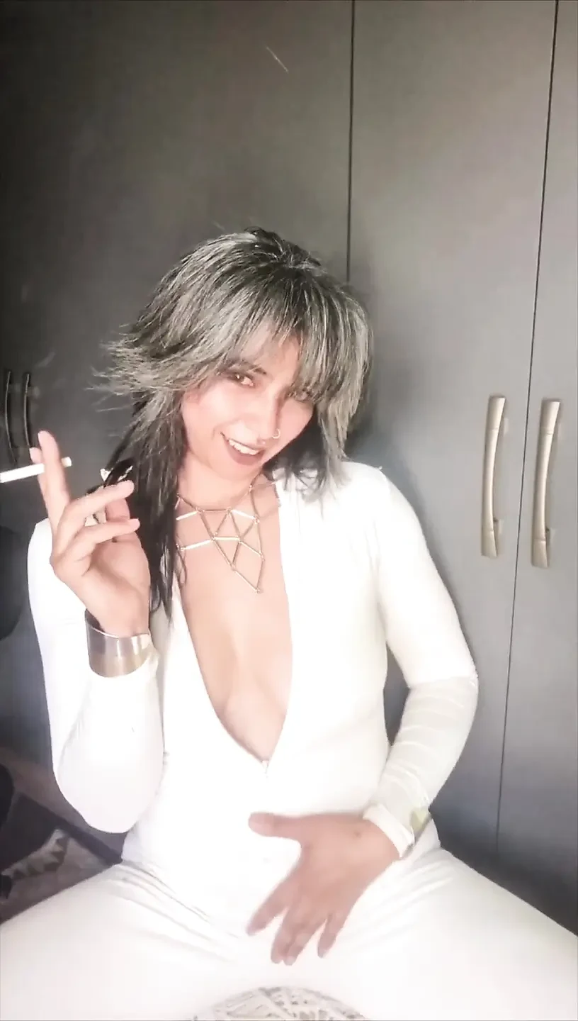 穿着漂亮白色西装吸烟的说明