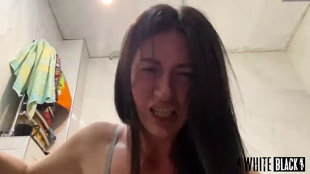 美丽的熟女在鸡巴上大量喷出