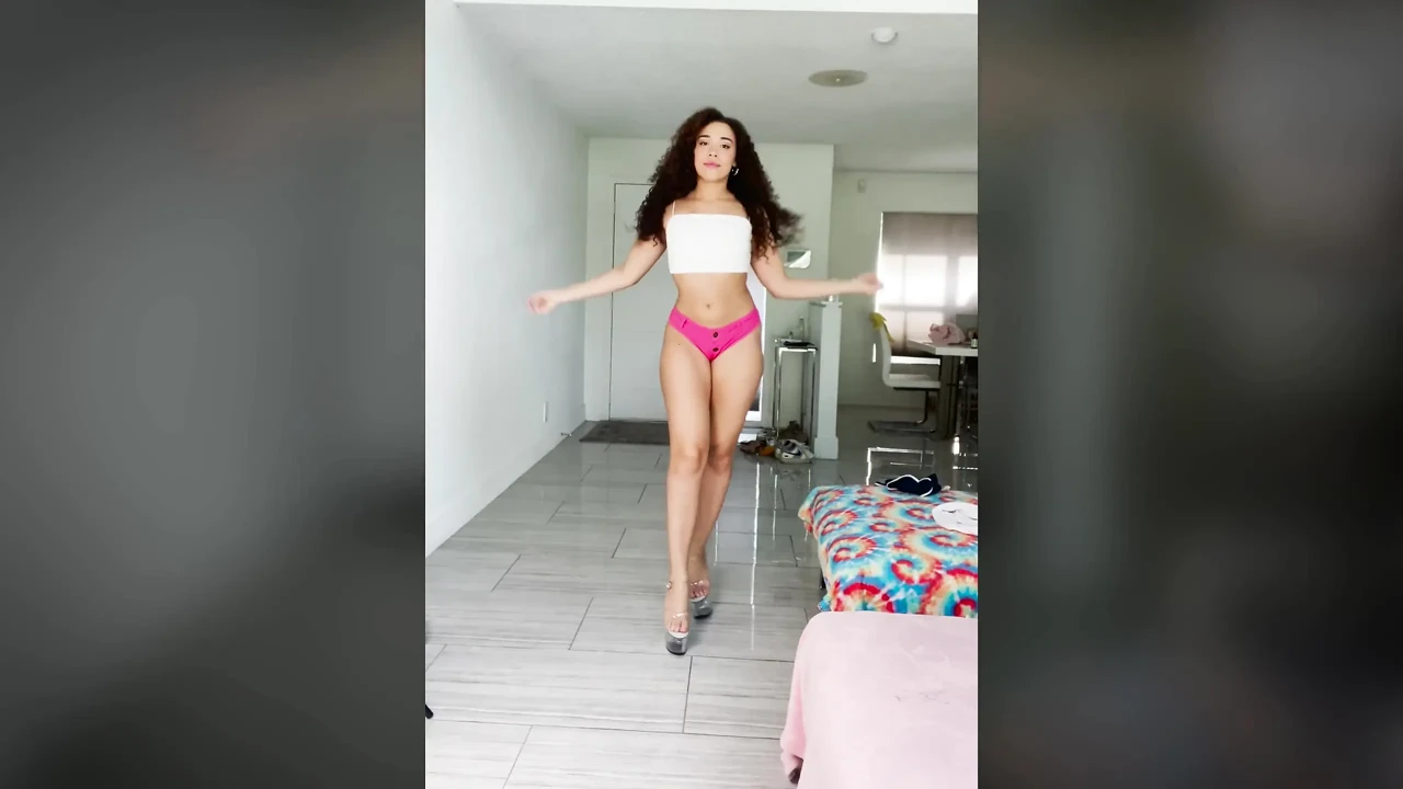 性感的高跟鞋和喉咙毁了：Willow Ryder大战性爱机器