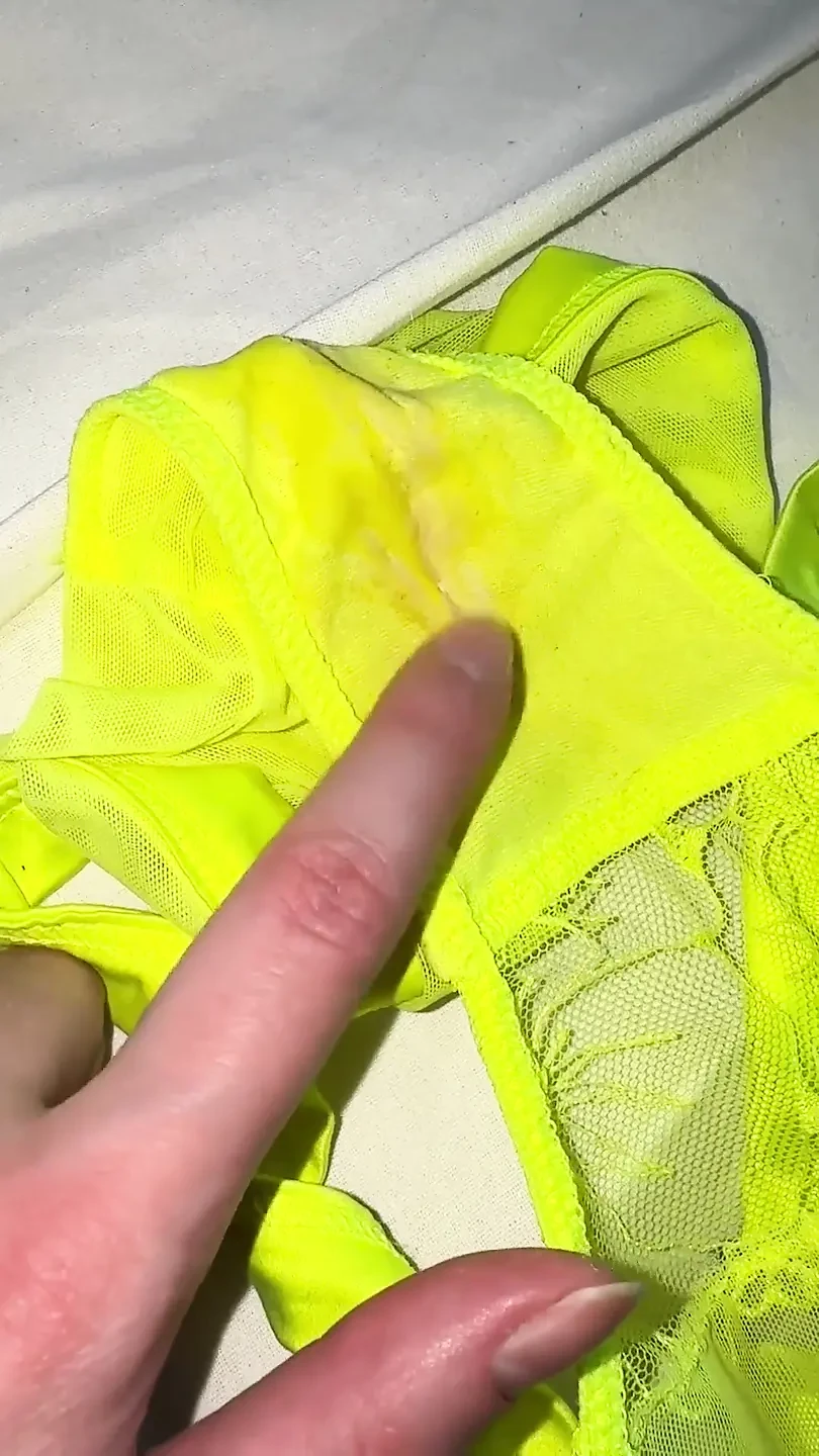 穿戴的流白内裤检查, 在淋浴时用内裤撒尿 - 小奶子玩耍