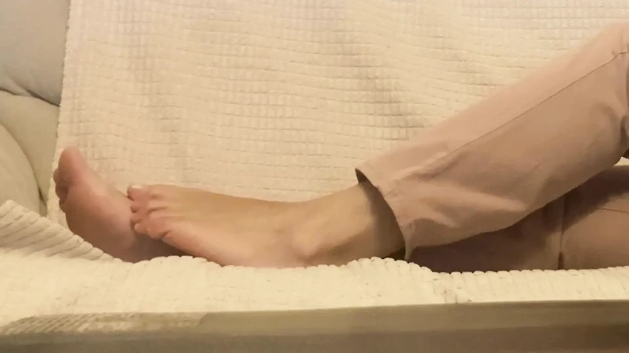 看看我的脚并吮吸我的脚趾