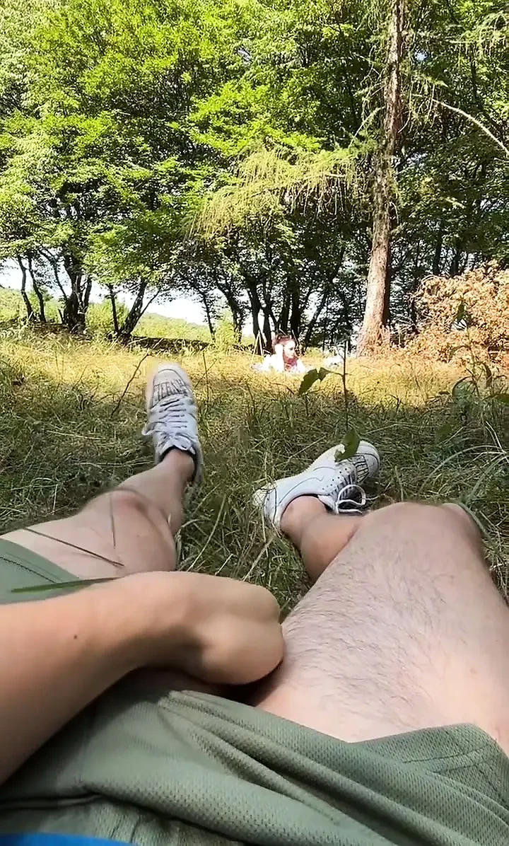 一个在阳光下晒日光浴的女孩的射液闪光