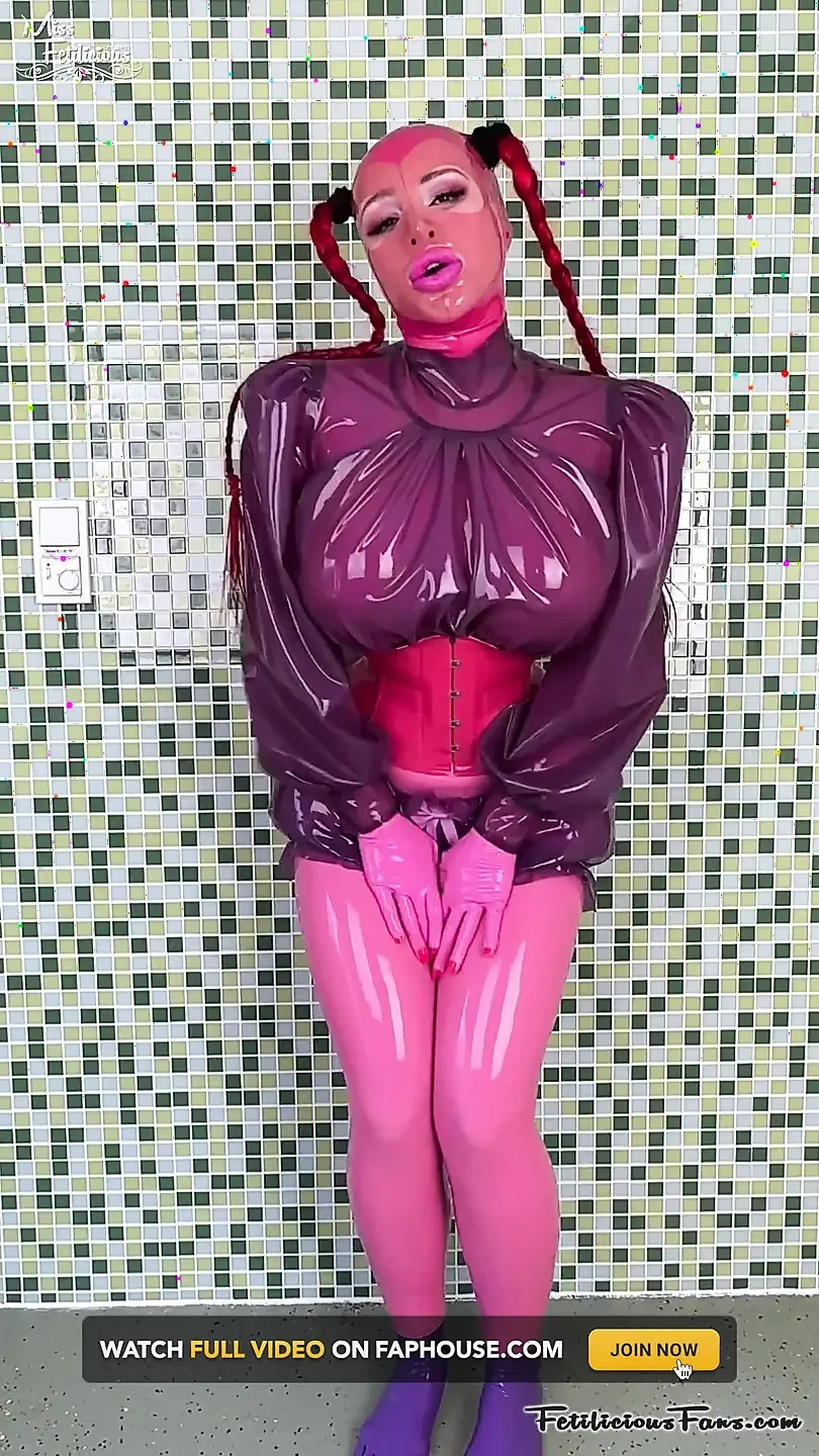 Miss Fetilicious穿着粉色和紫色乳胶