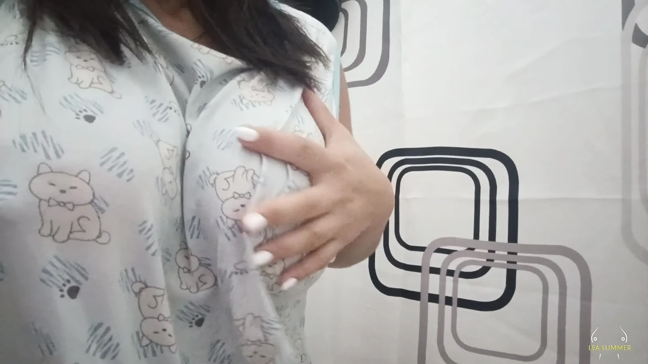 在浴室里激烈自慰，热辣熟女展示乳房和射精