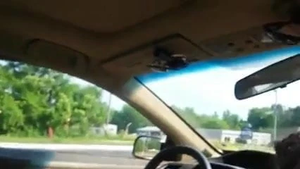 在高速公路上做爱并被警察抓到