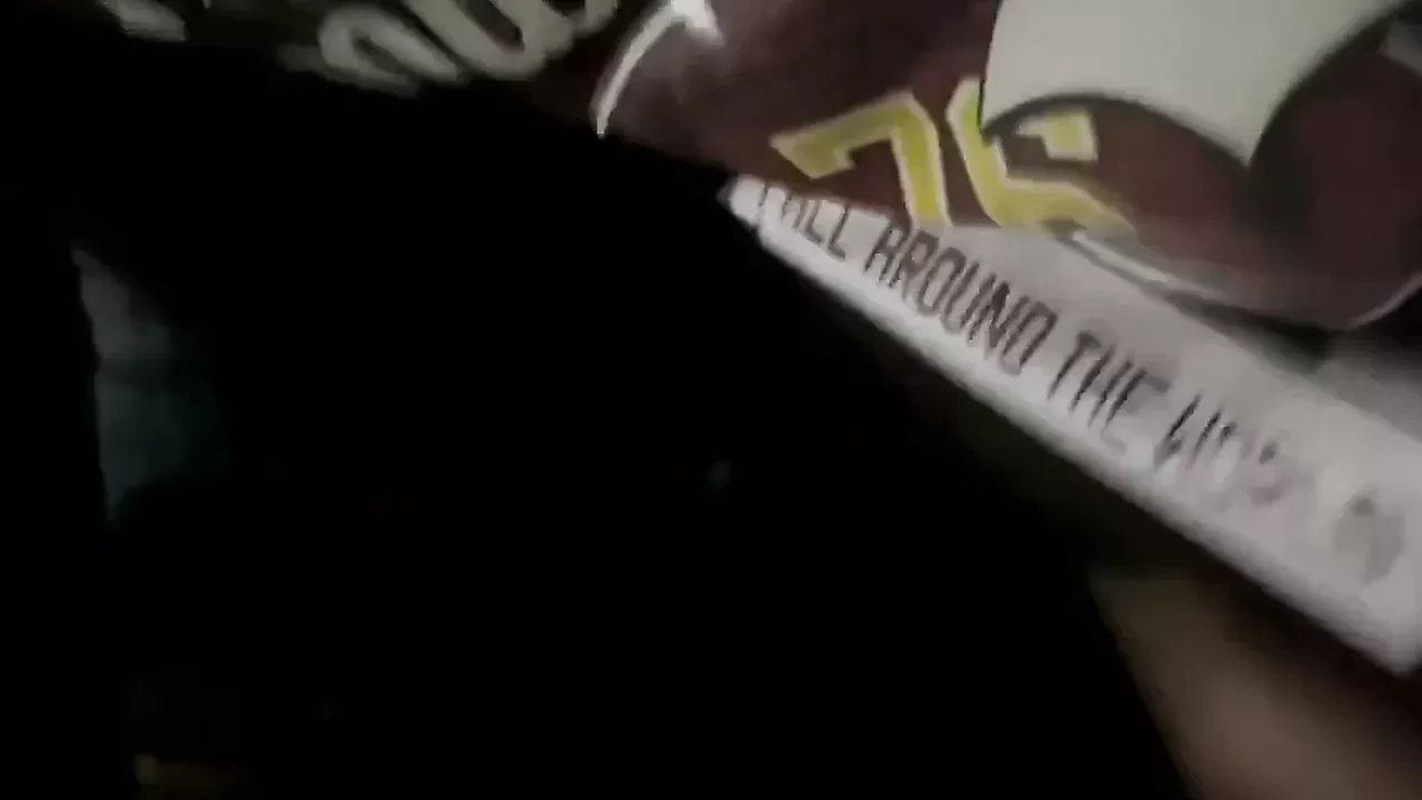 一个沙特妓女让一个埃及人上他的车和她发生性关系，并充满欲望地吮吸阴茎