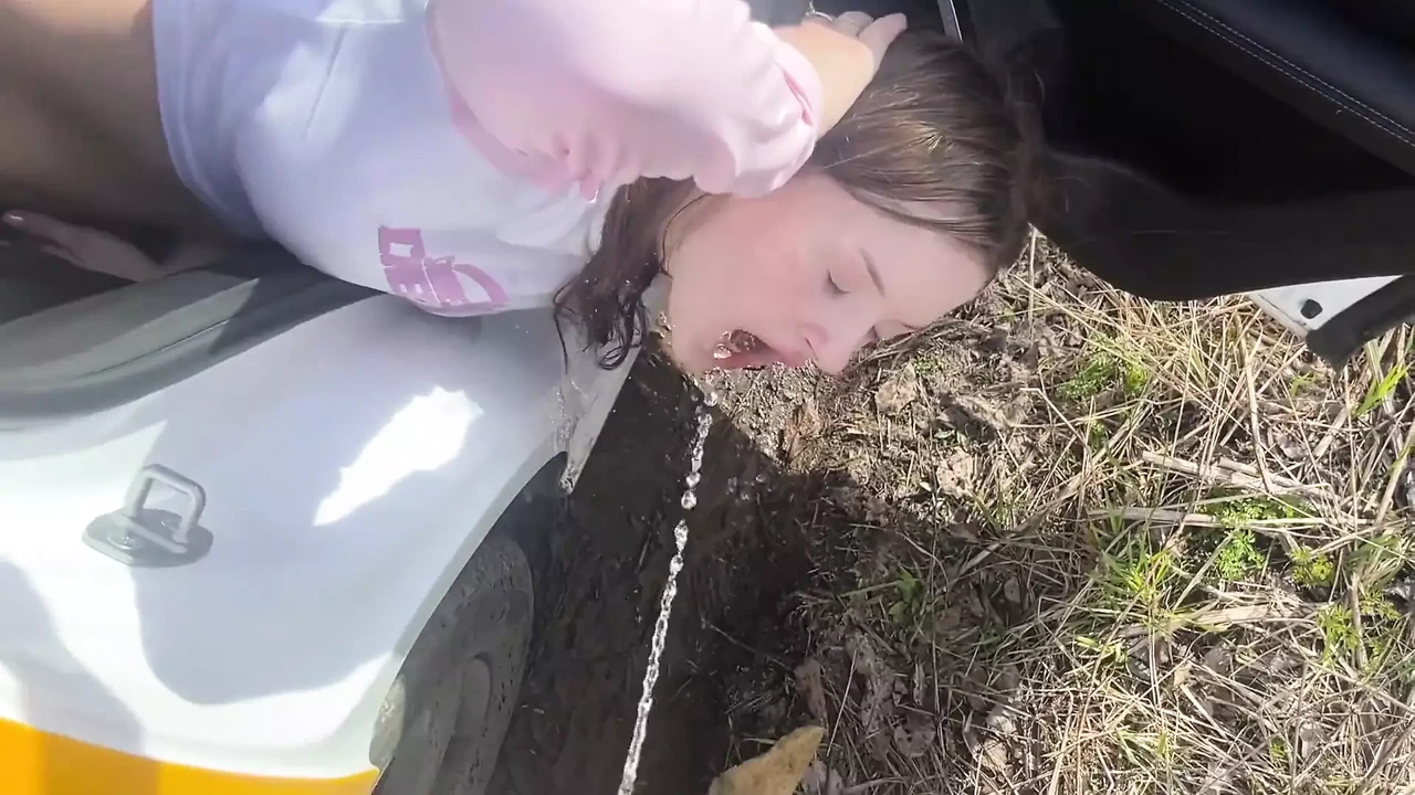 女孩喜欢在出租车上肛交和撒尿