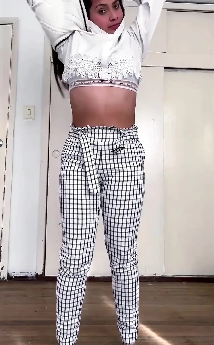 我脱掉衣服, 这样他就可以操我了