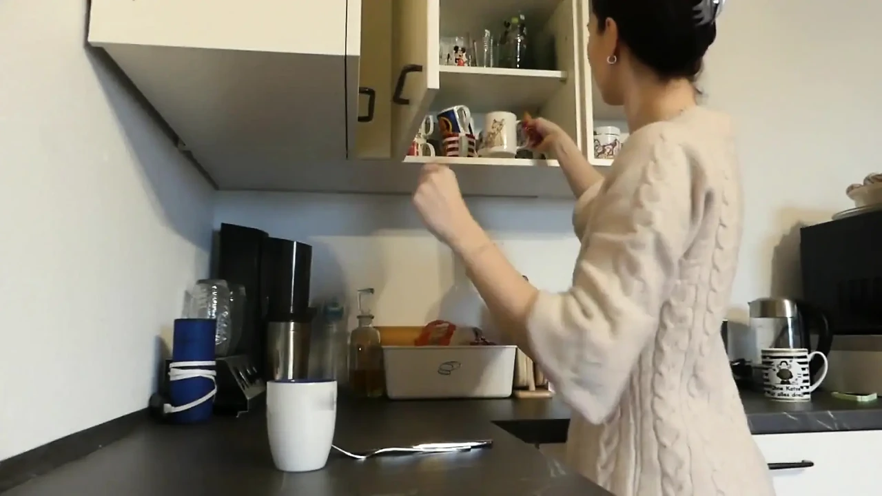 玩具被发现了! 在厨房里无拘无束地满足!