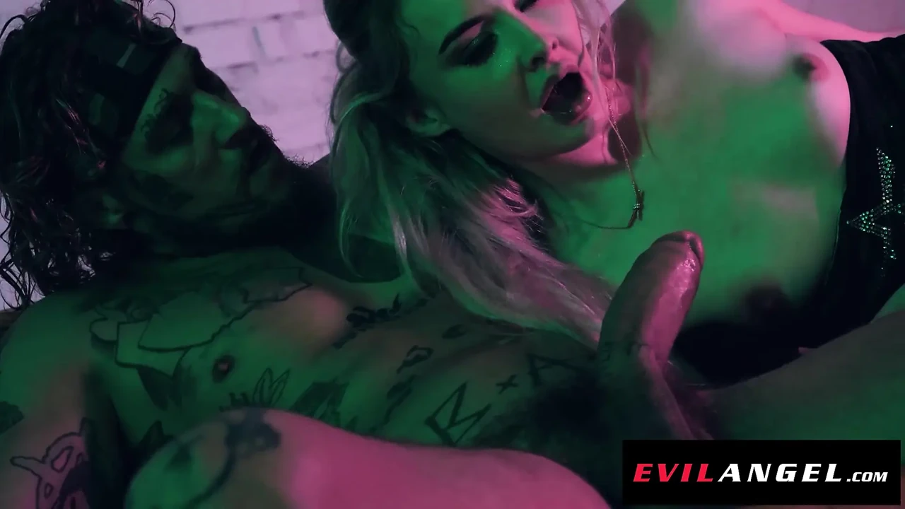 Evil ANGEL - Anna De Ville狂野姿势！脚在屁股和倒立的喉咙操逼