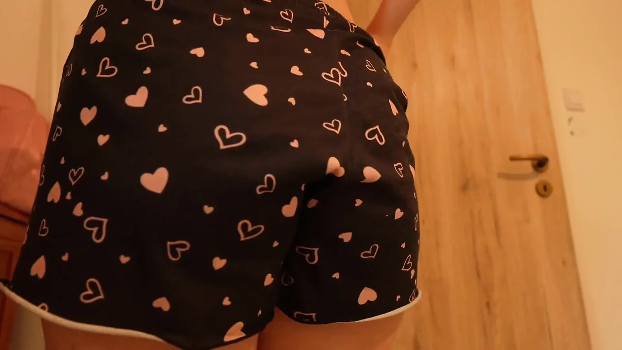 一个巨人继妹对她的小继兄弟放屁