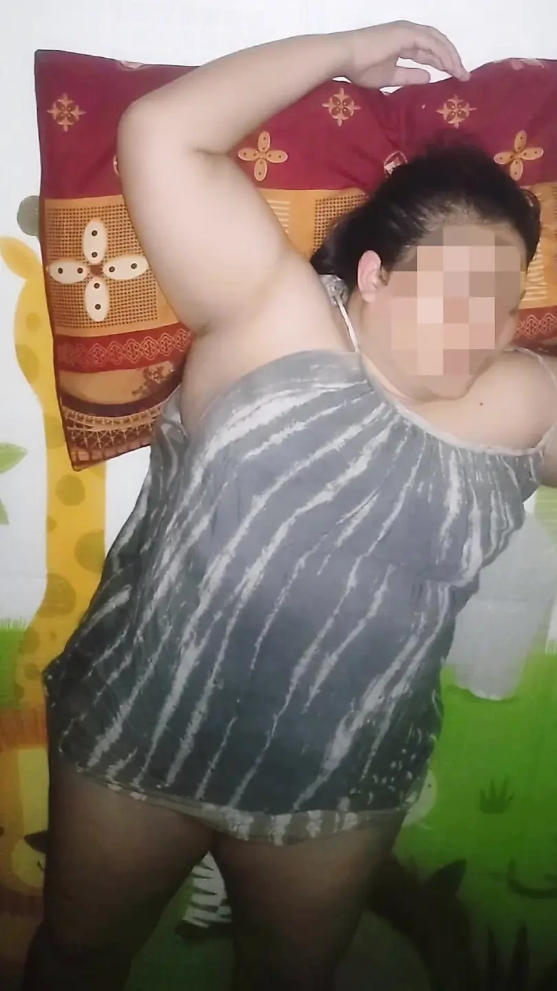 邻居的妻子非常饥渴. 她丰满的阴户想要被操.