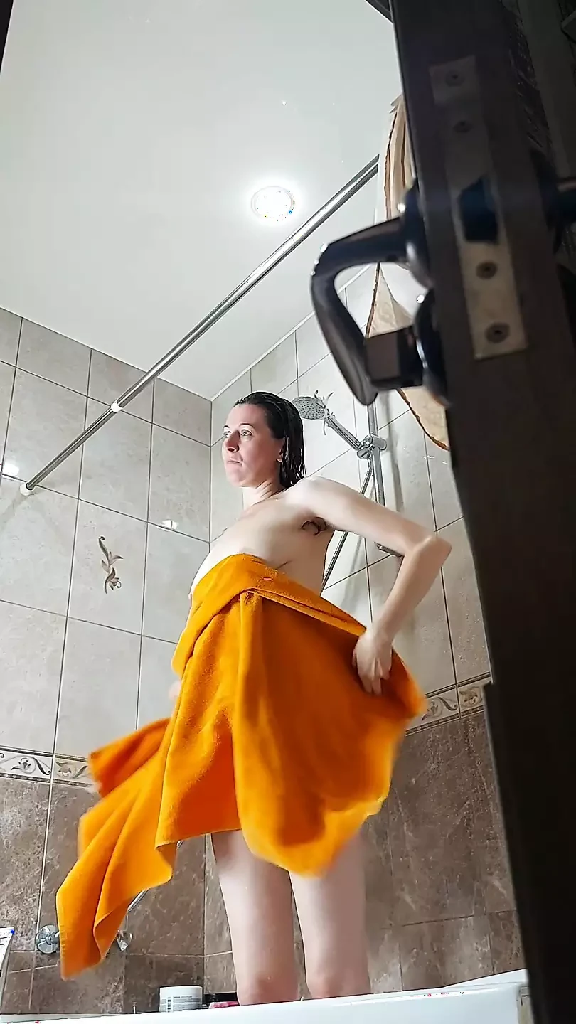 忘了关淋浴间门，毛茸茸的熟女