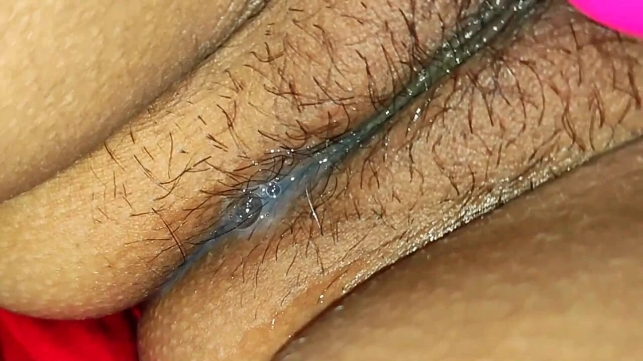 Tinny Neha 手指和玩具在 Lubricent 阴户印度女孩做爱