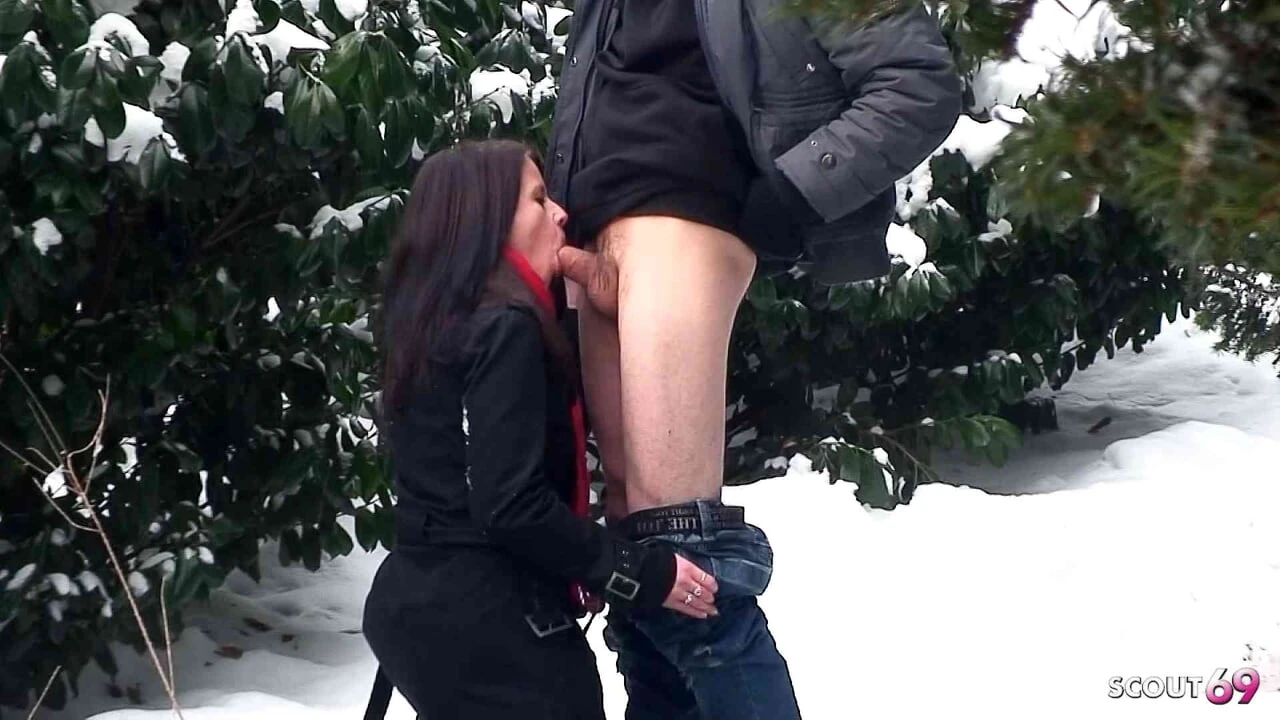 瘦弱少女Lussy Kirschner在雪地里被老丑男无套野外操