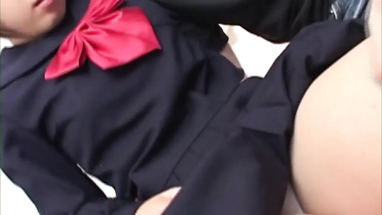 穿制服的黑发亚洲青少年需要坚硬的鸡巴