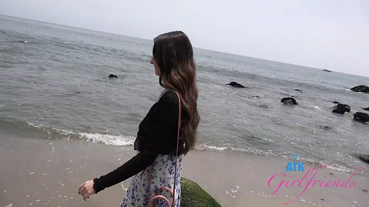 在这个约会中看起来很细，然后她在车里吮吸那根鸡巴