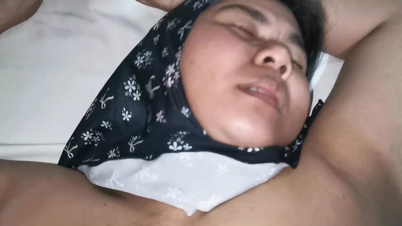 继兄带他的继妹去房间看她。