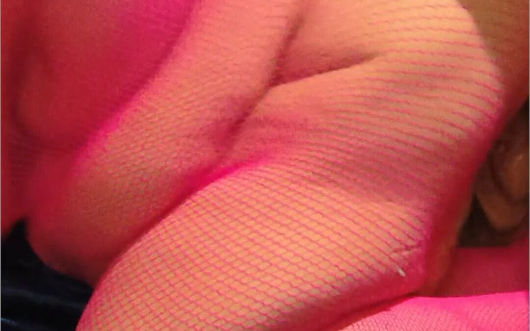 操这个穿着渔网的粉红色女郎, 他们正在射得最湿
