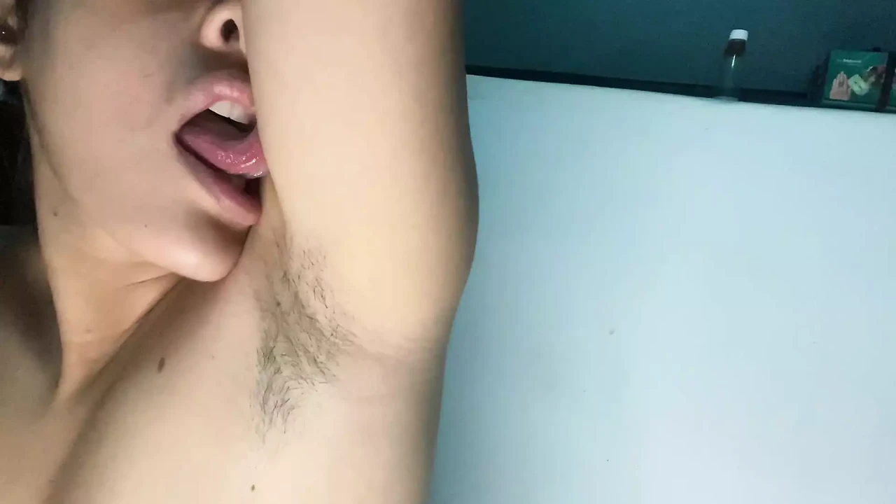 阿拉伯吮吸咬和操她毛茸茸的腋窝