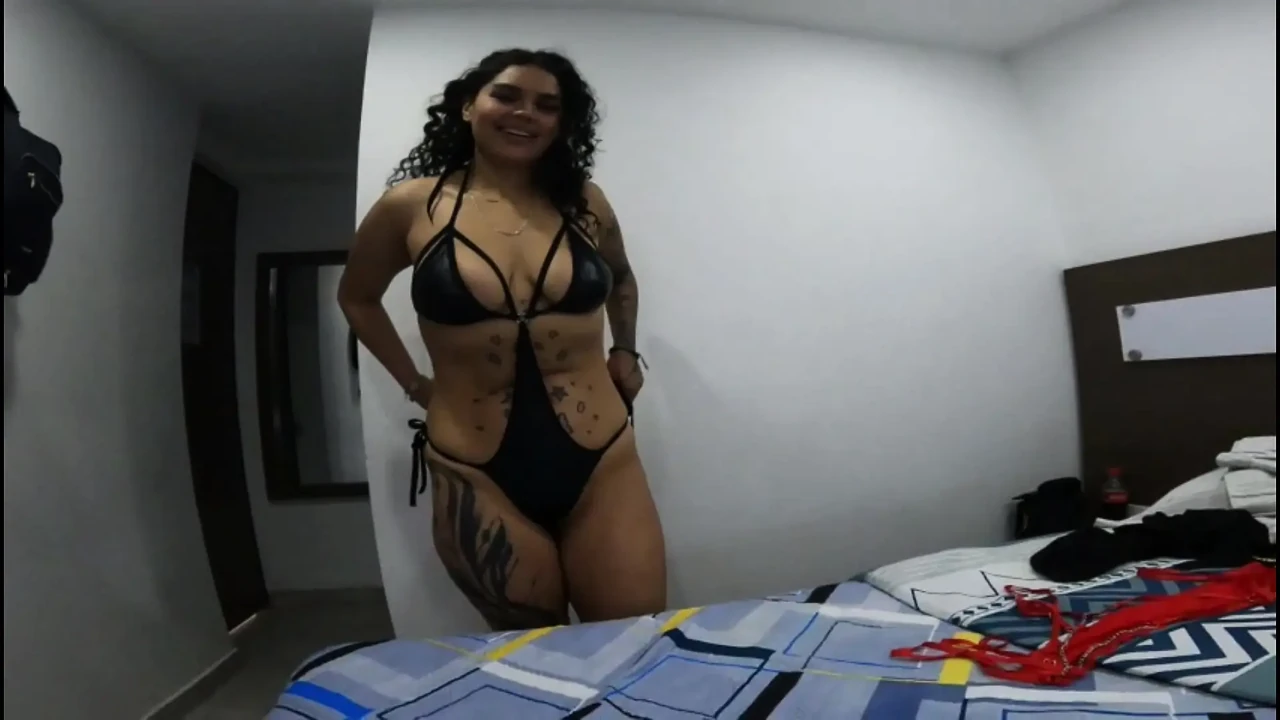 如何和一个可爱的拉丁熟女婊子说话，他会说一点英语，想要为你尝试不同的性感内衣 - Jhodez1