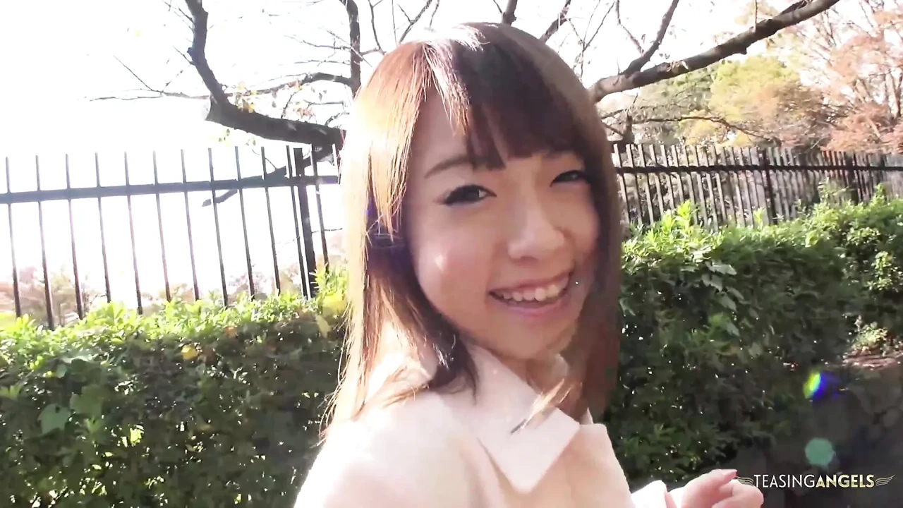 他遇到坐在长凳上的她，然后继续刺激她的，然后射在她身上