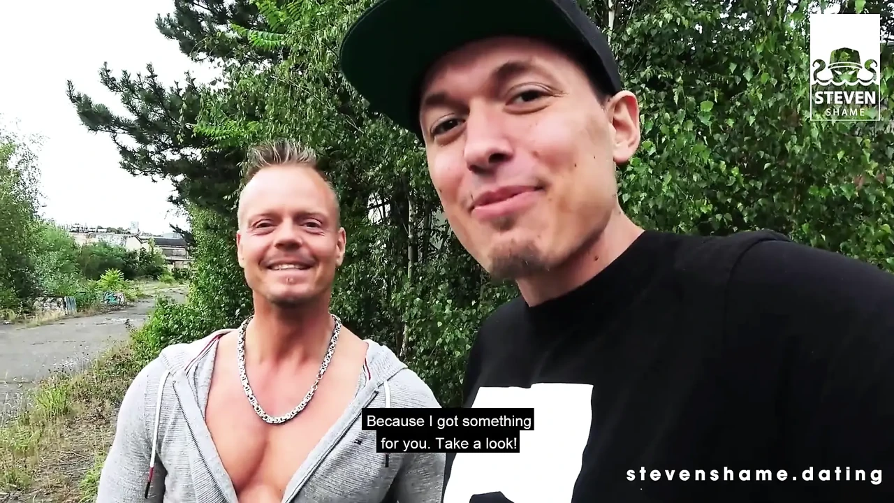 与纹身精液荡妇Harleen的热辣户外性爱约会! StevenShame