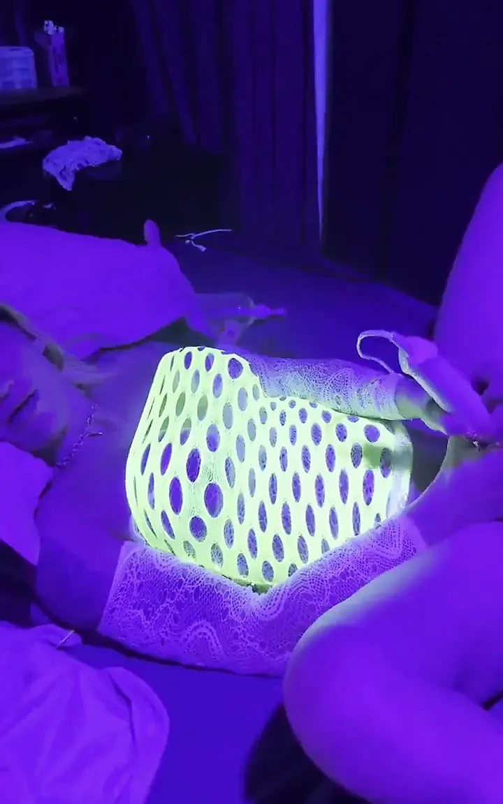 性感的金发女郎在下班后在Clib玩