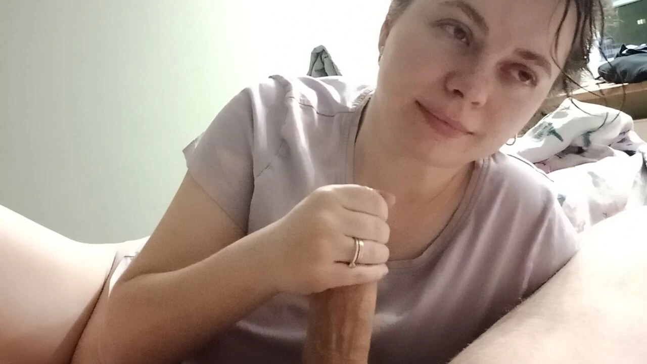 射在我的嘴里，而是射在我的阴户里。我的阴户也能吞精