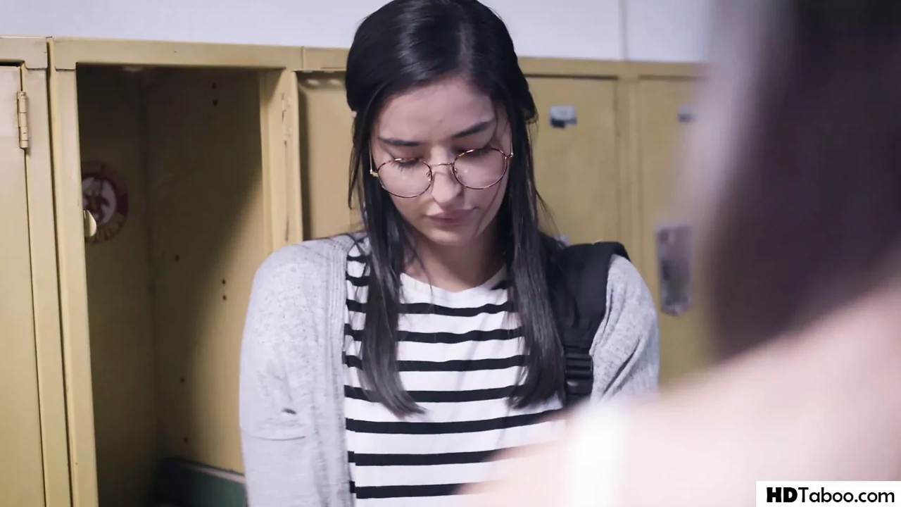 欺凌变成女同性恋婊子的噩梦