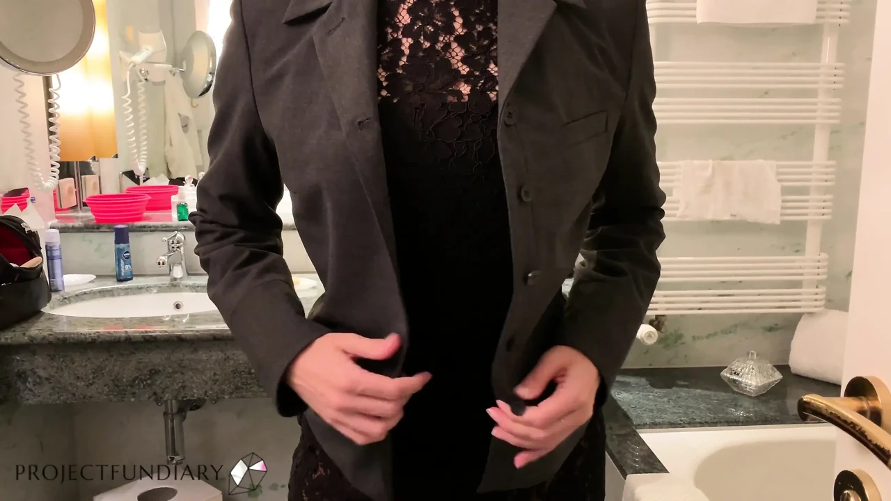 穿着蕾丝连衣裙和连裤袜的秘书性爱