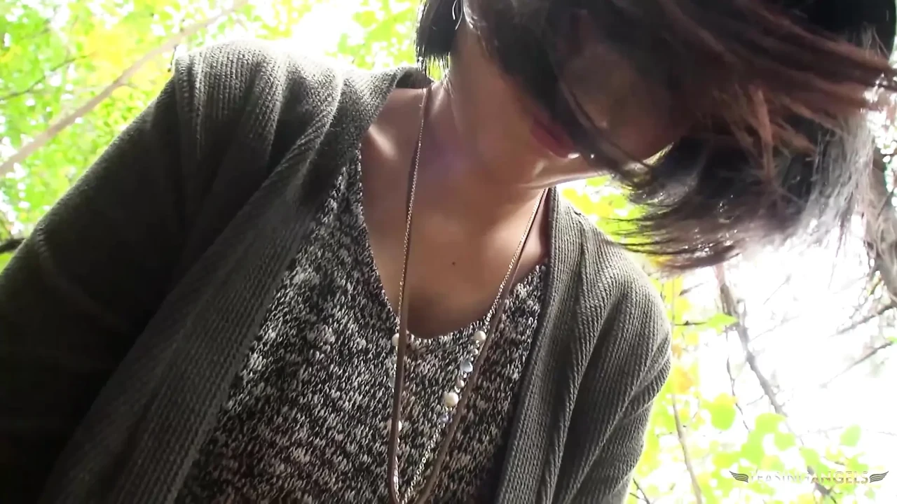 这个没有经验的女人首先表现出一些害羞，但最终进行了